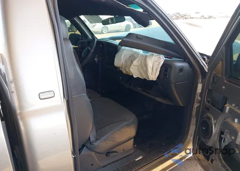 2000 Chevrolet Silverado 1500 z USA, uszkodzony, nr VIN 1GCEC14W1YZ366283